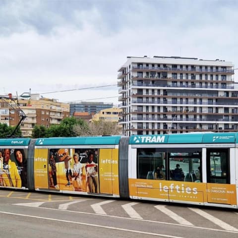tren con publicidad
