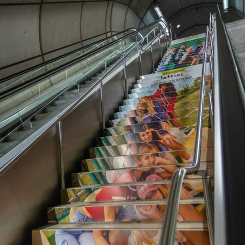 escaleras viniladas con publicidad